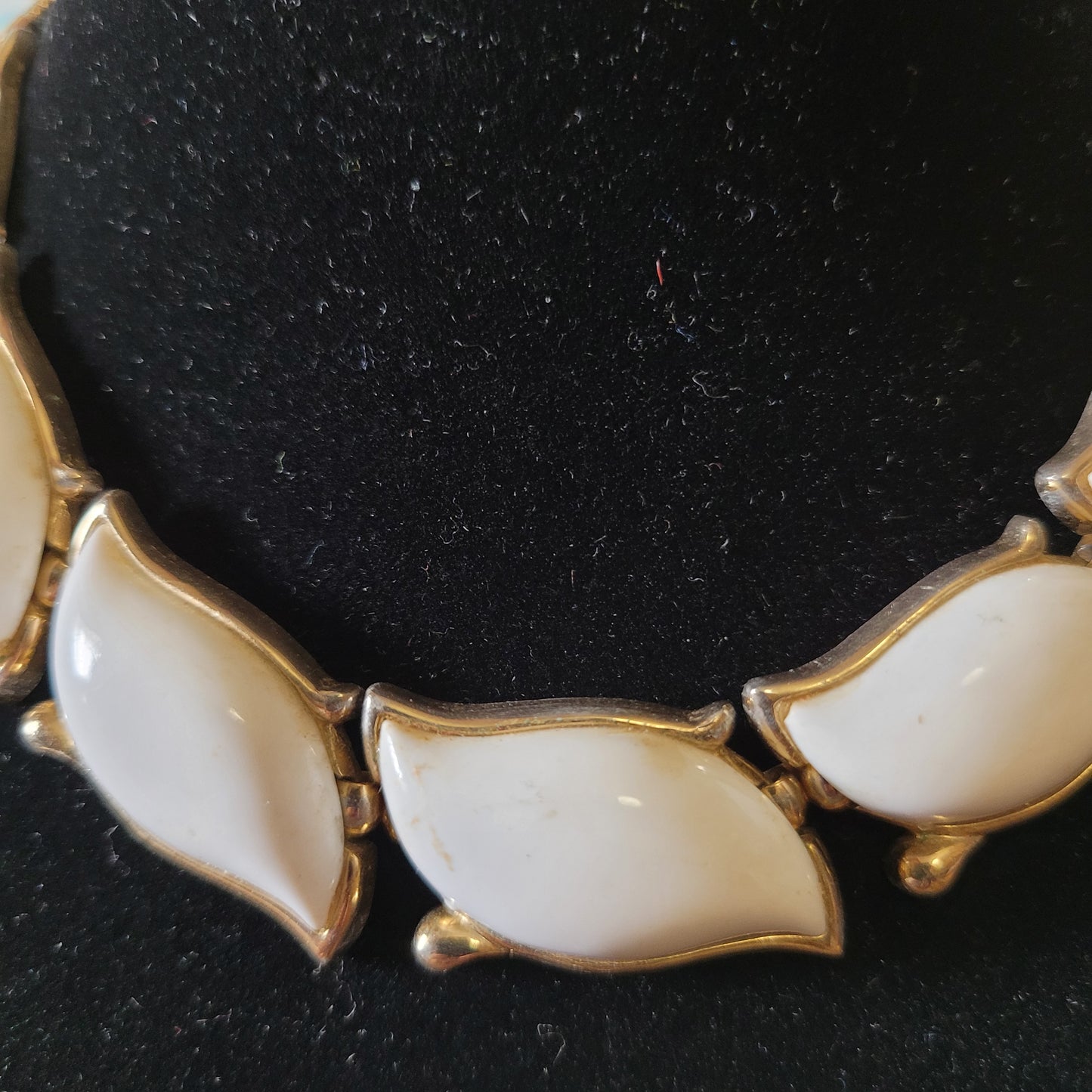 1950s/60s Monet white enamel leaf collar necklace