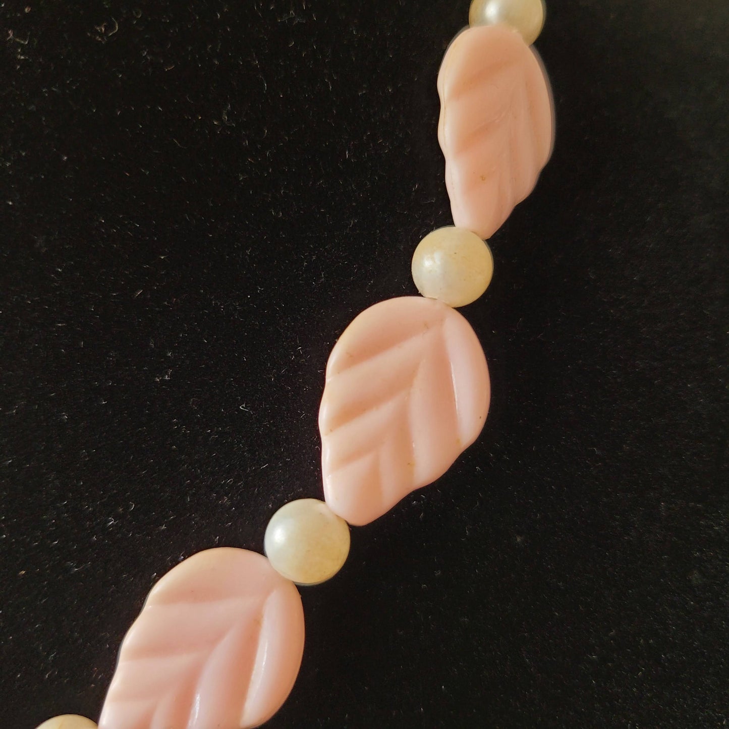 1950s/60s pink plastic leaf & faux pearl beaded necklace