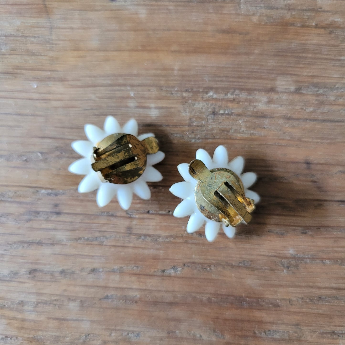 1960s white daisy & coral rose centre plastic clip-on earrings