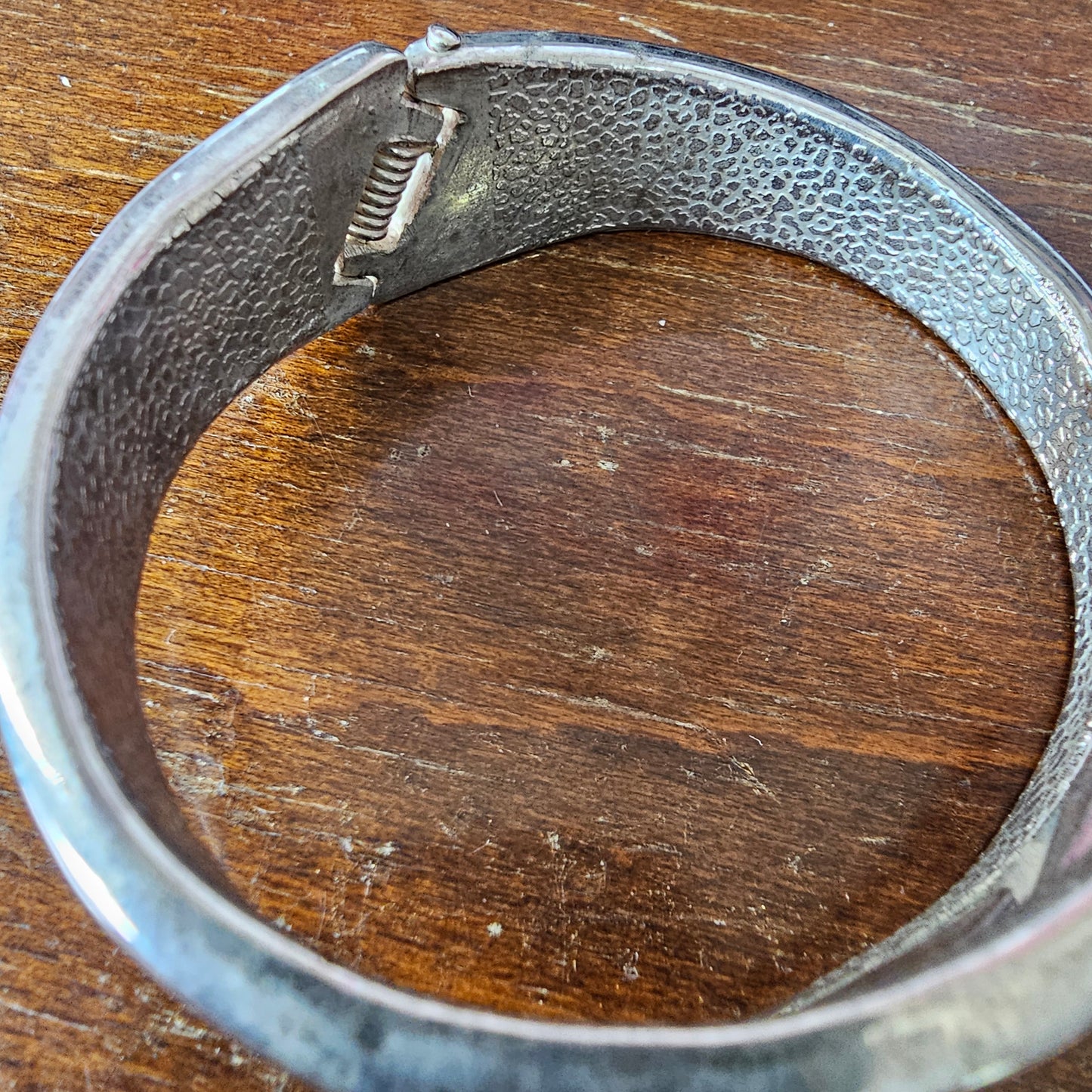 1980s/90s silver-tone metal abstract swirl hinged bangle