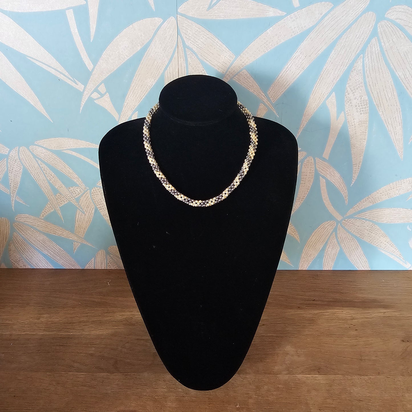 1970s faux pearl & silver-tone twisted bead collar necklace