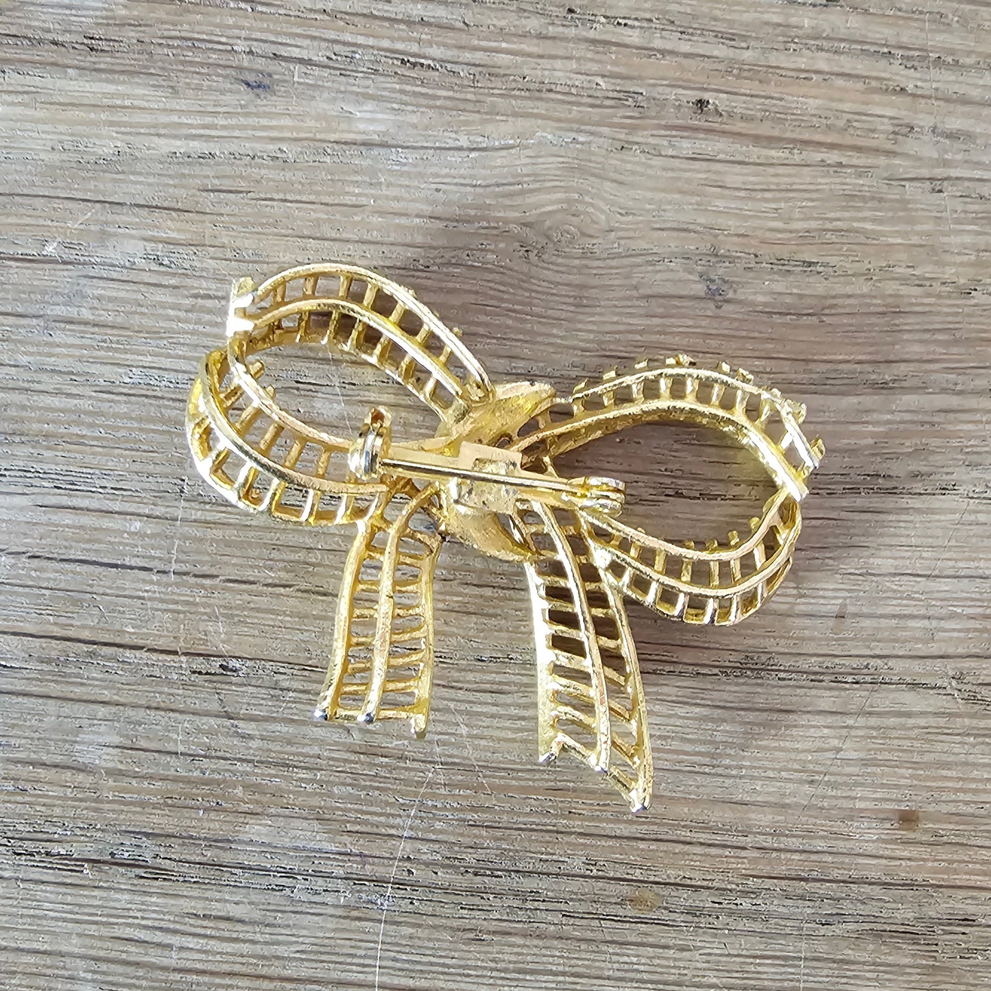 1960s purple rhinestone & gold-tone ribbon bow brooch