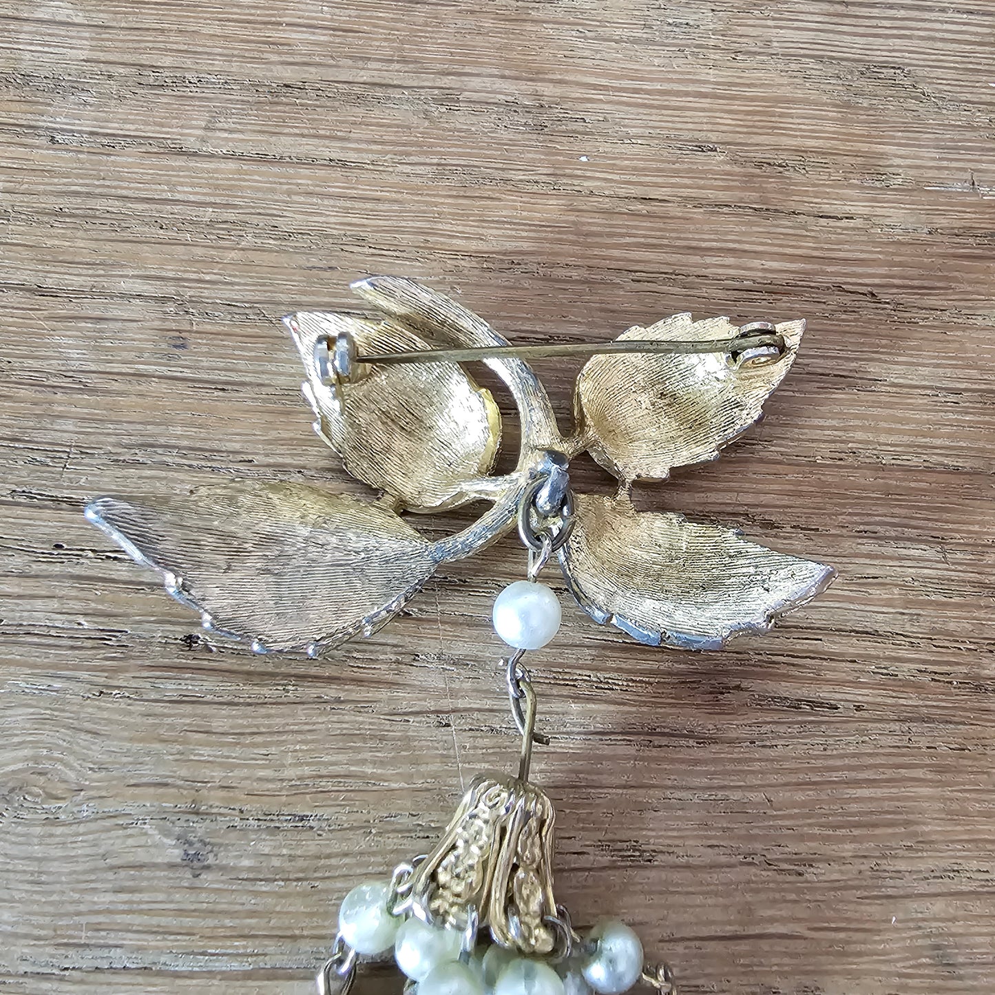 1950s/60s gold-tone faux pearl cascade brooch