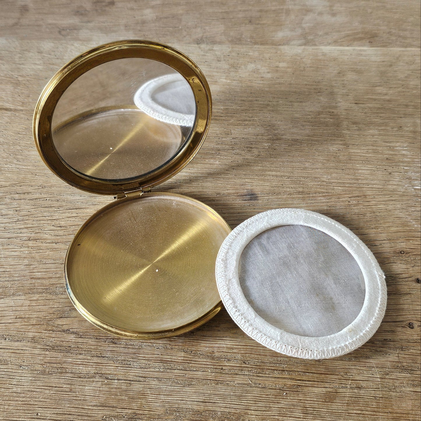 1950s/60s gold-tone powder compact with geometric concentric design
