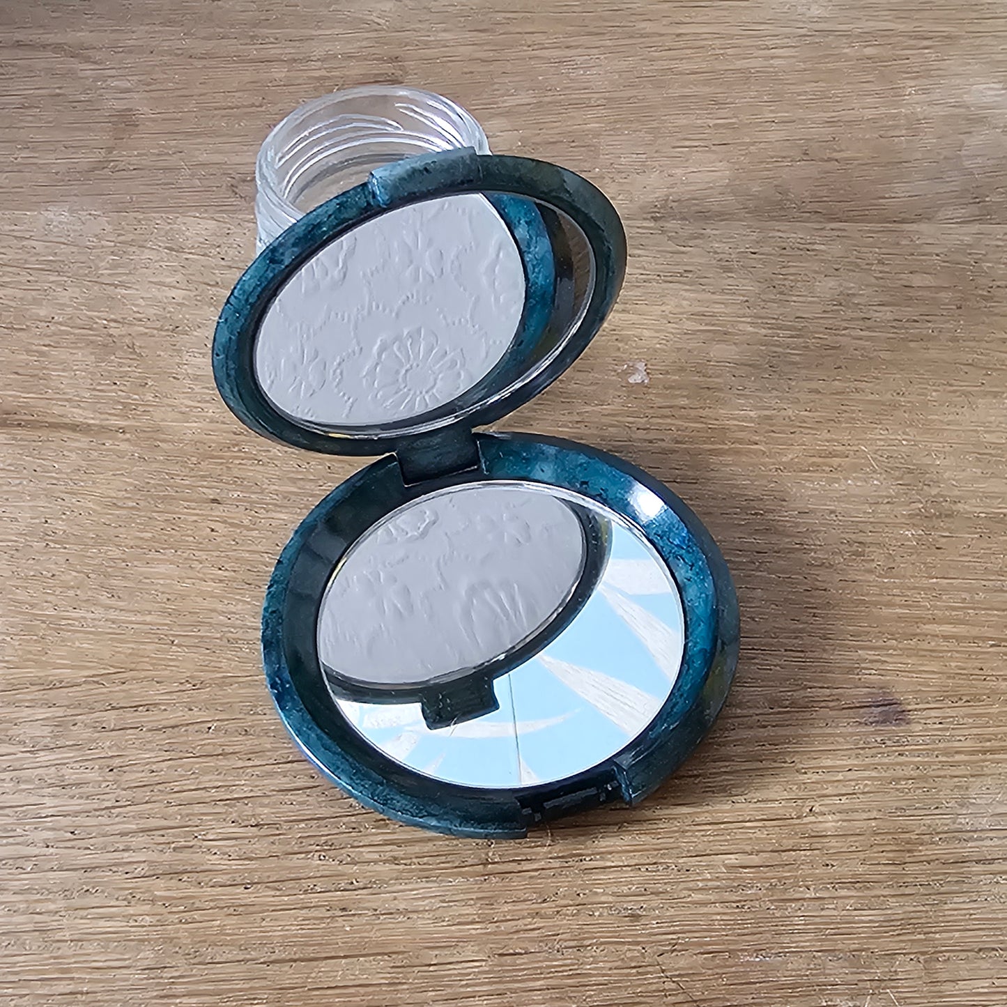 1950s green marbled-effect double mirror compact with gilt centre detail