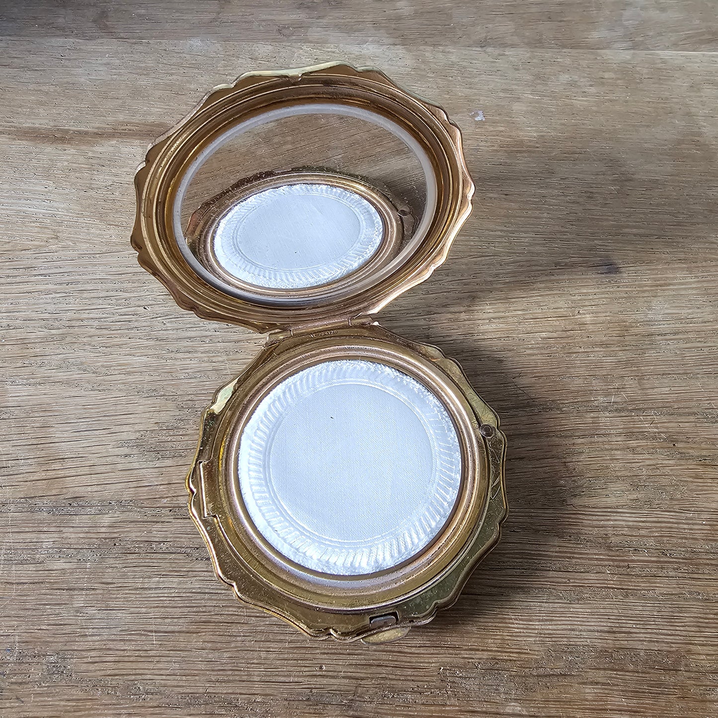 1950s/60s Stratton marbled jade green compact with gold woven circlet design
