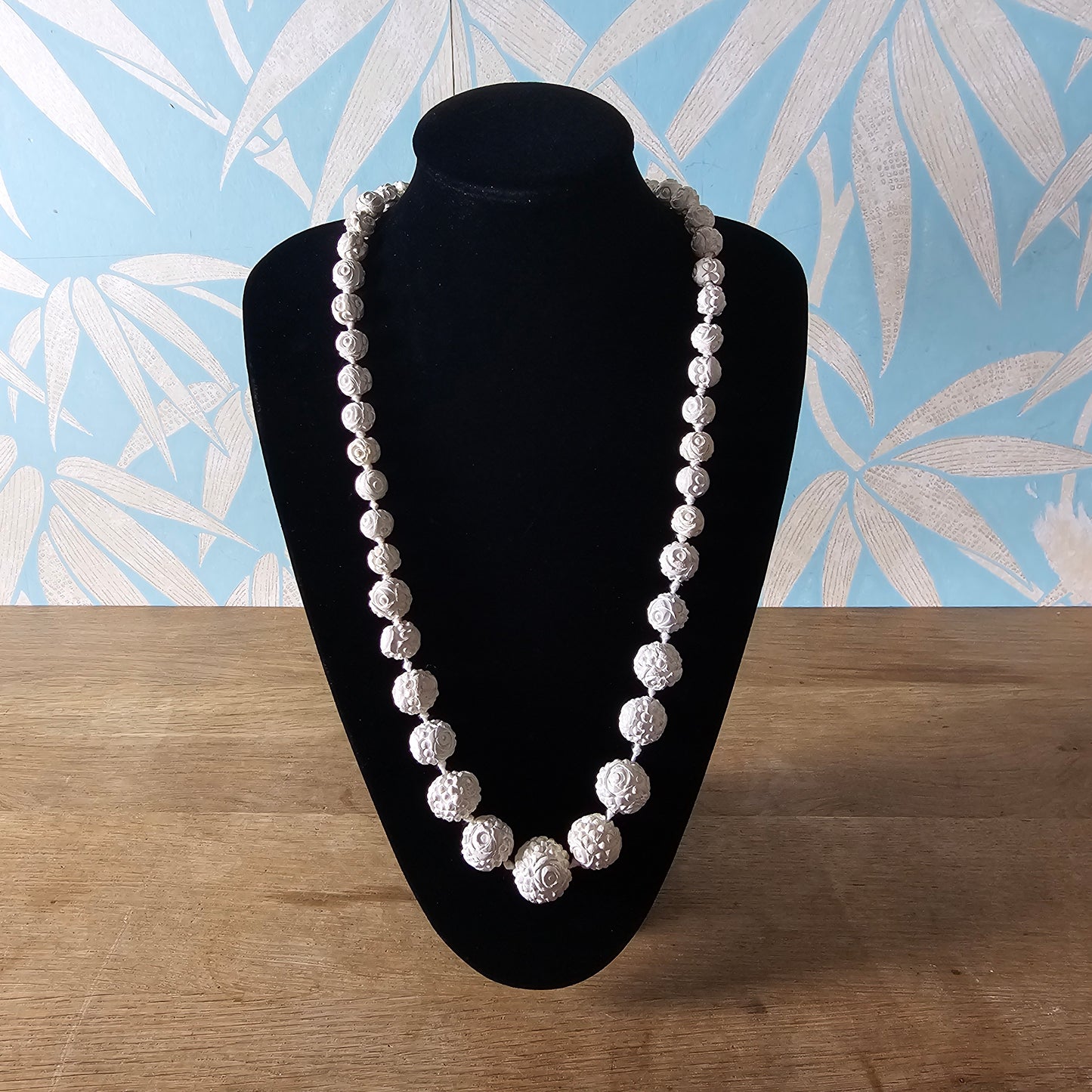 1950s/60s white carved-effect floral resin graduated bead necklace
