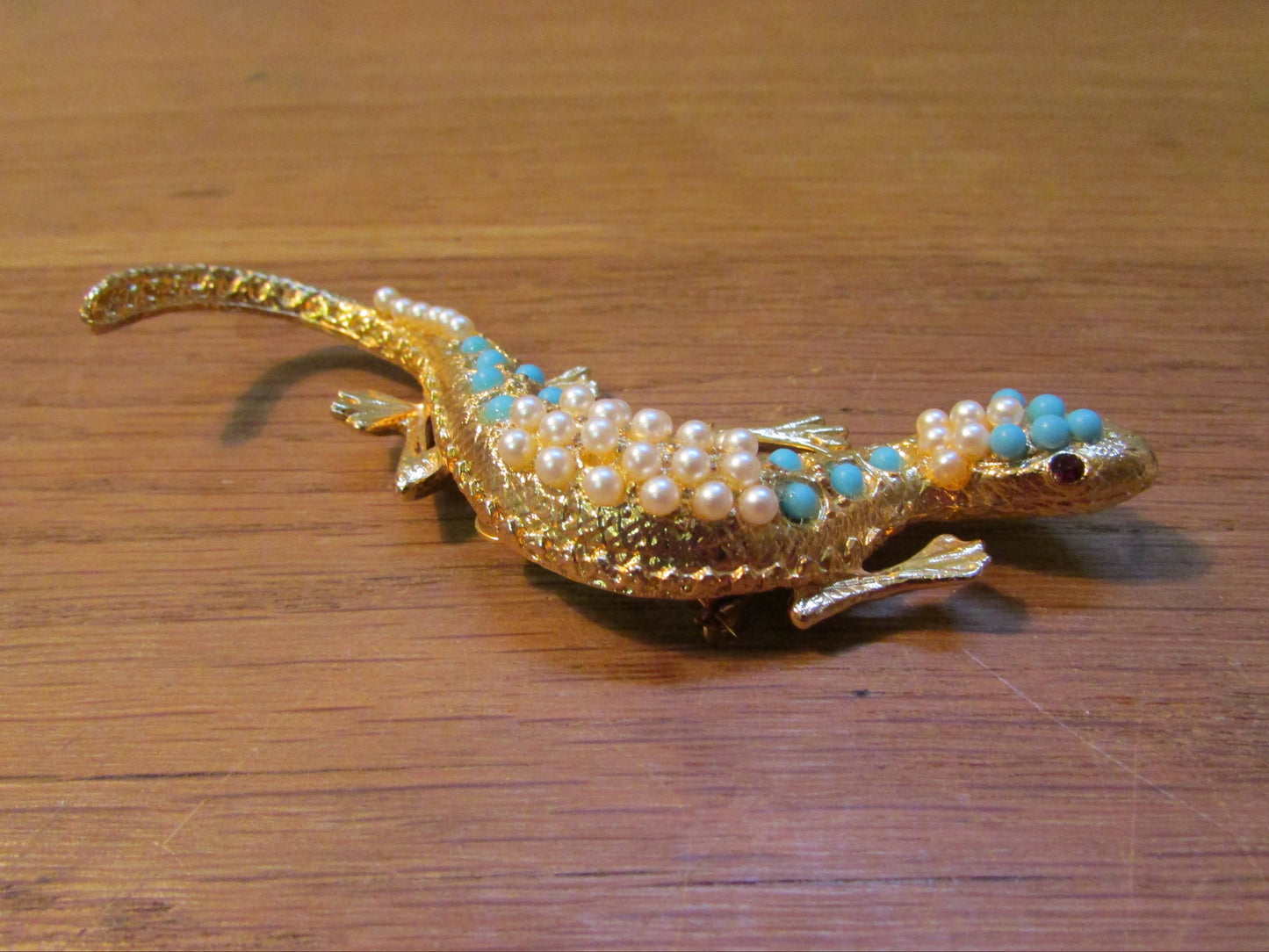 1980s large gold-tone gecko/lizard brooch with faux pearl & turquoise bead detail