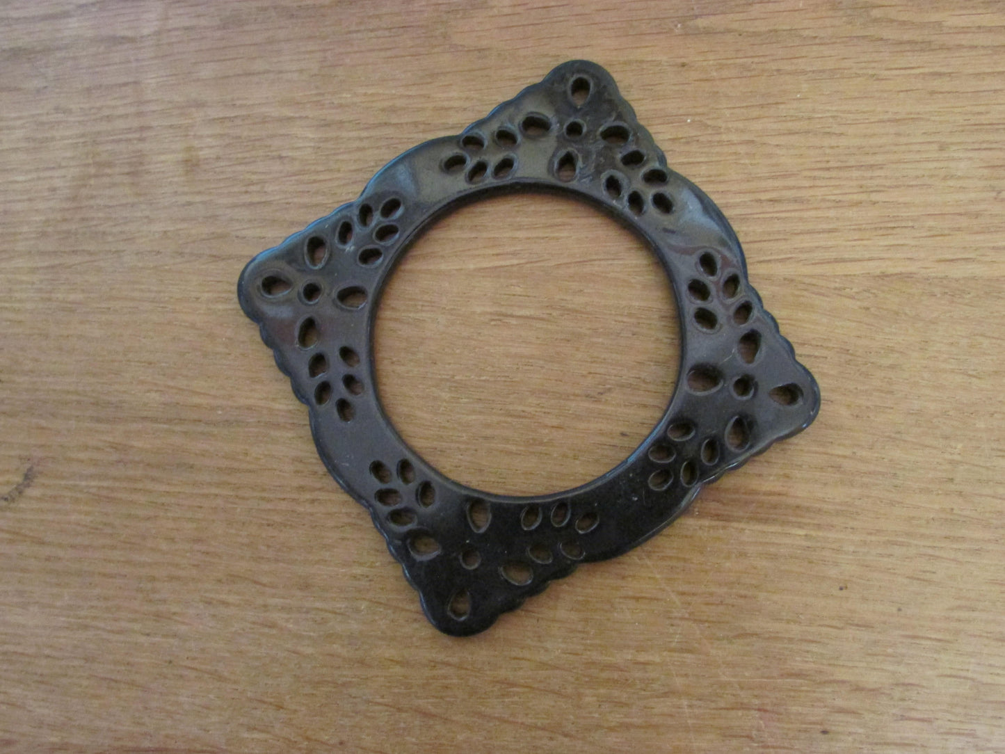 Vintage square resin/plastic cutwork 'flat' bangle