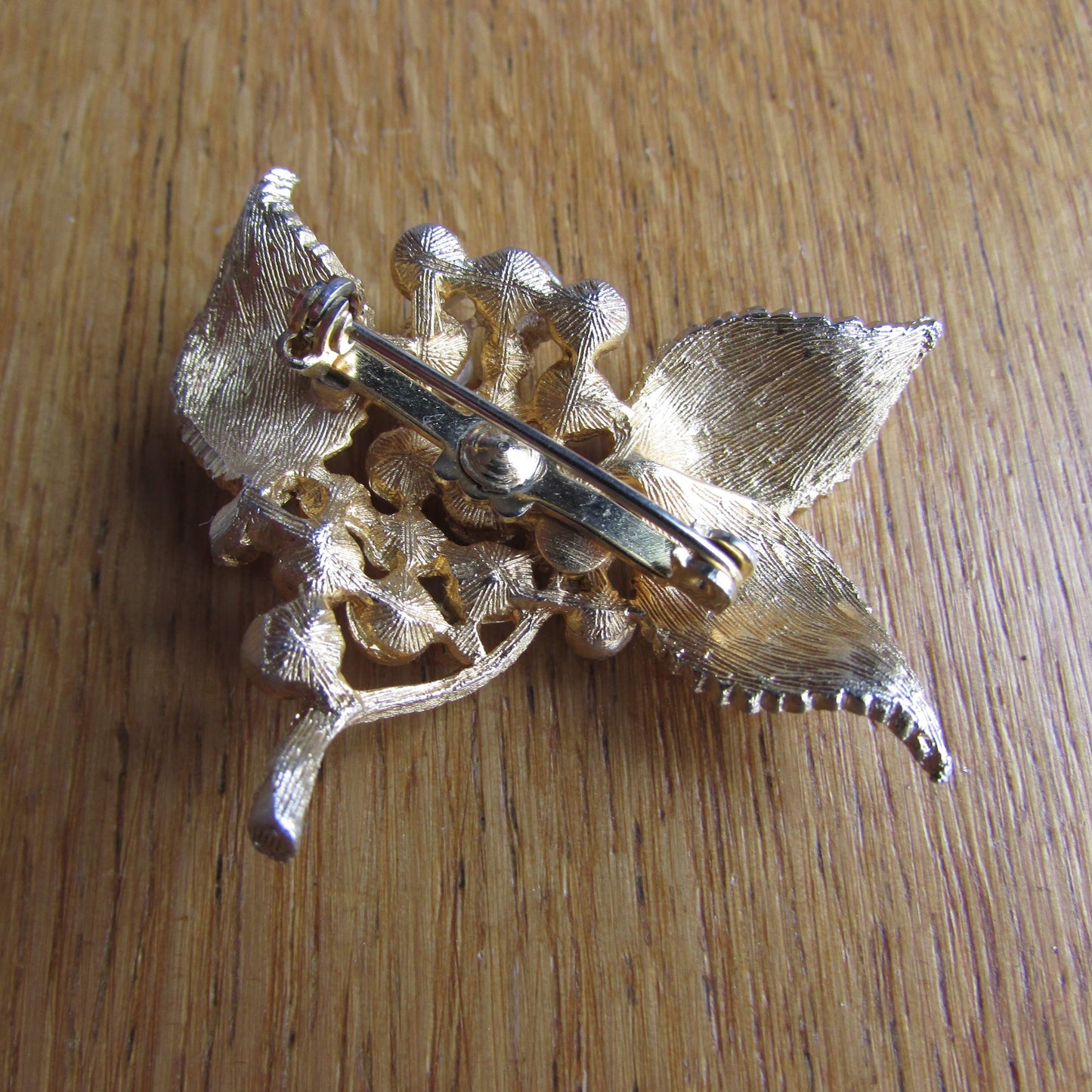 Vintage gold-tone leaf & faux pearl flower brooch