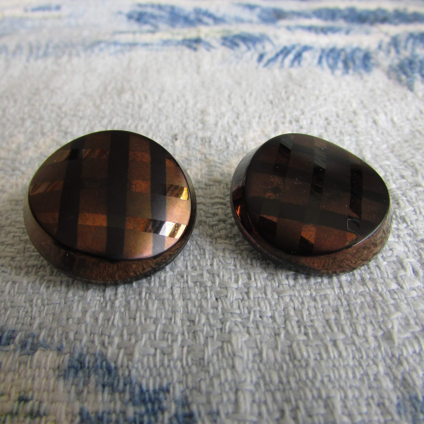 1950s/60s brown glass cabochon plaid asymmetric dome clip-on earrings