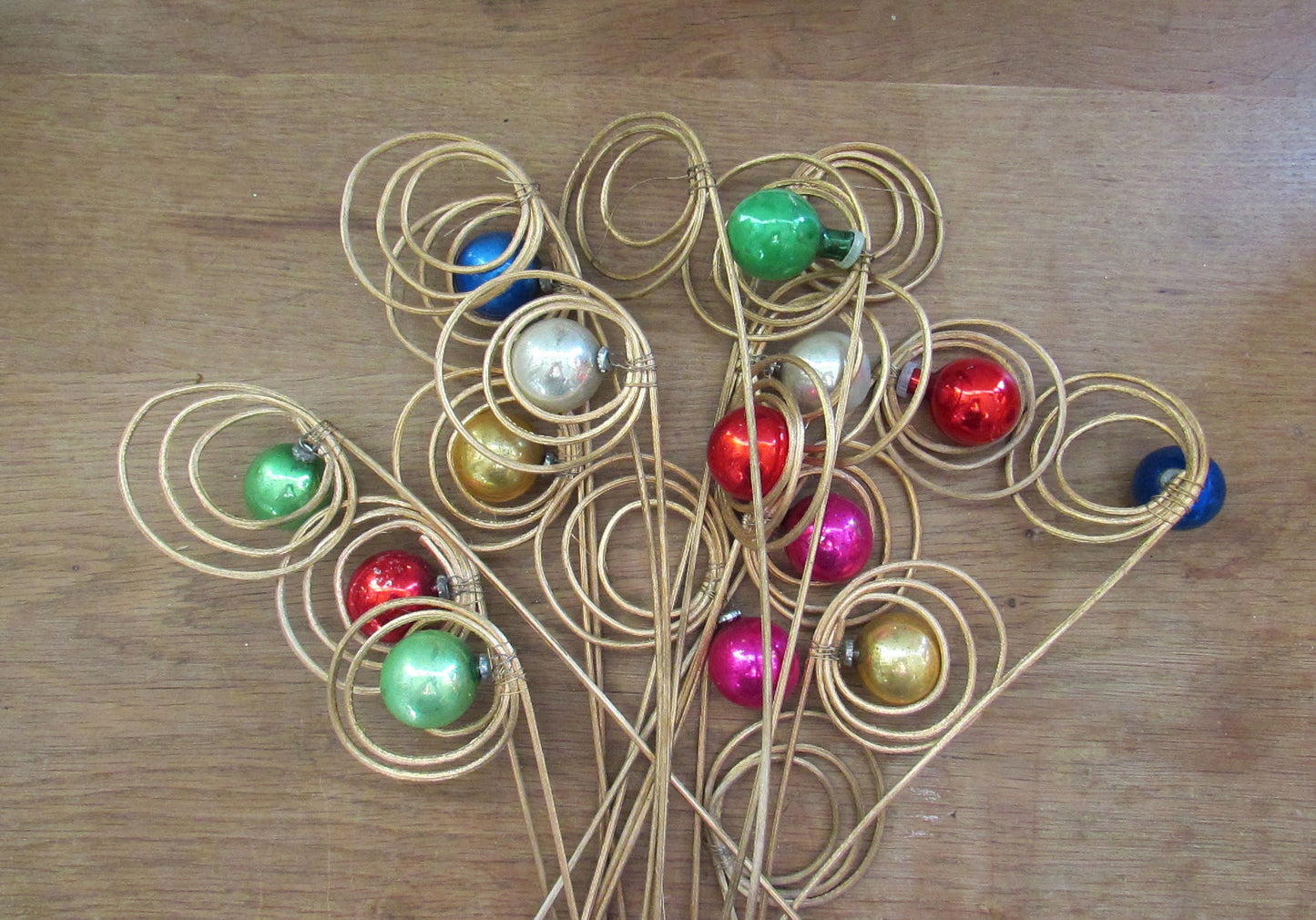 Bunch of 1960s/70s wicker coil and mini bauble sprays
