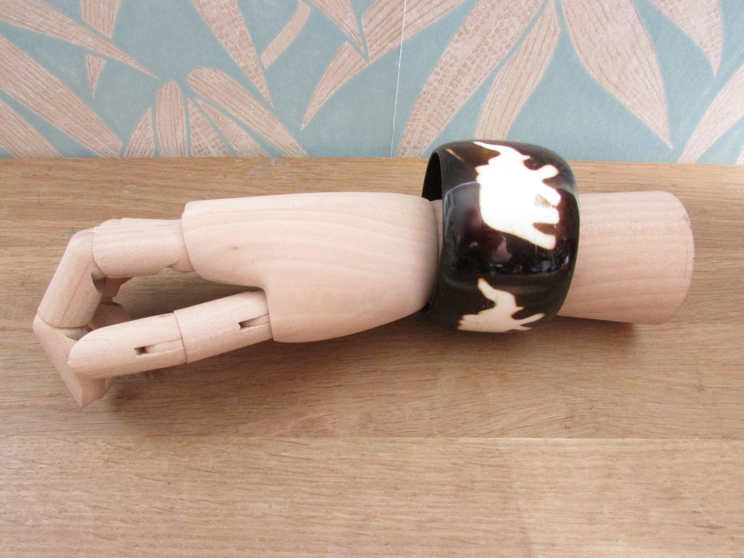 Vintage wide resin bangle with contrast elephant motif