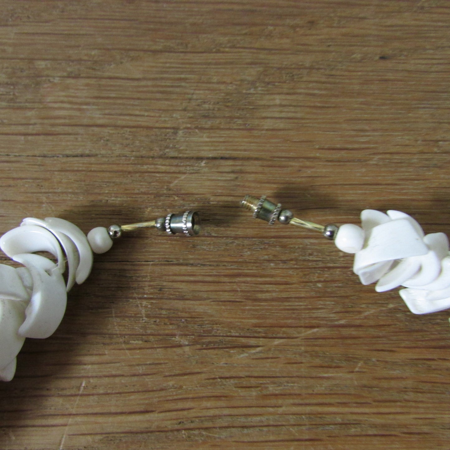 1970s cream shell chip cluster necklace