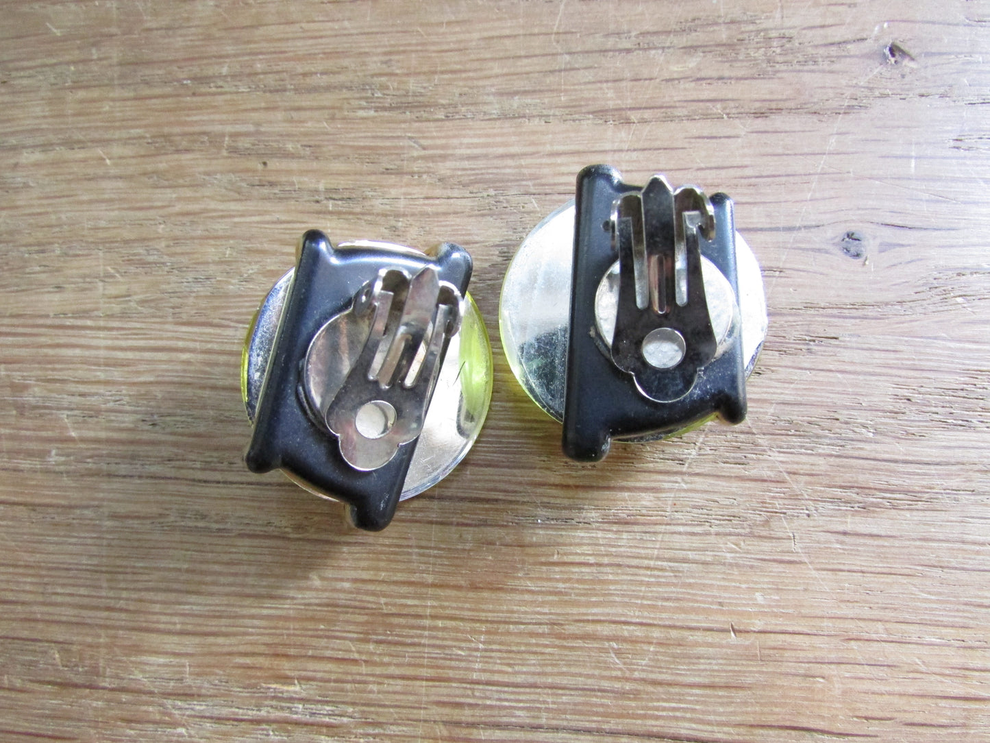 1980s plastic citrine cabochon with gold-tone crossover clip-on earrings