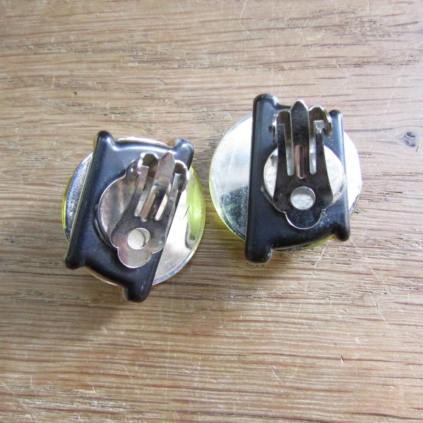 1980s citrine-effect faceted plastic & gold-tone crossover clip-on earrings