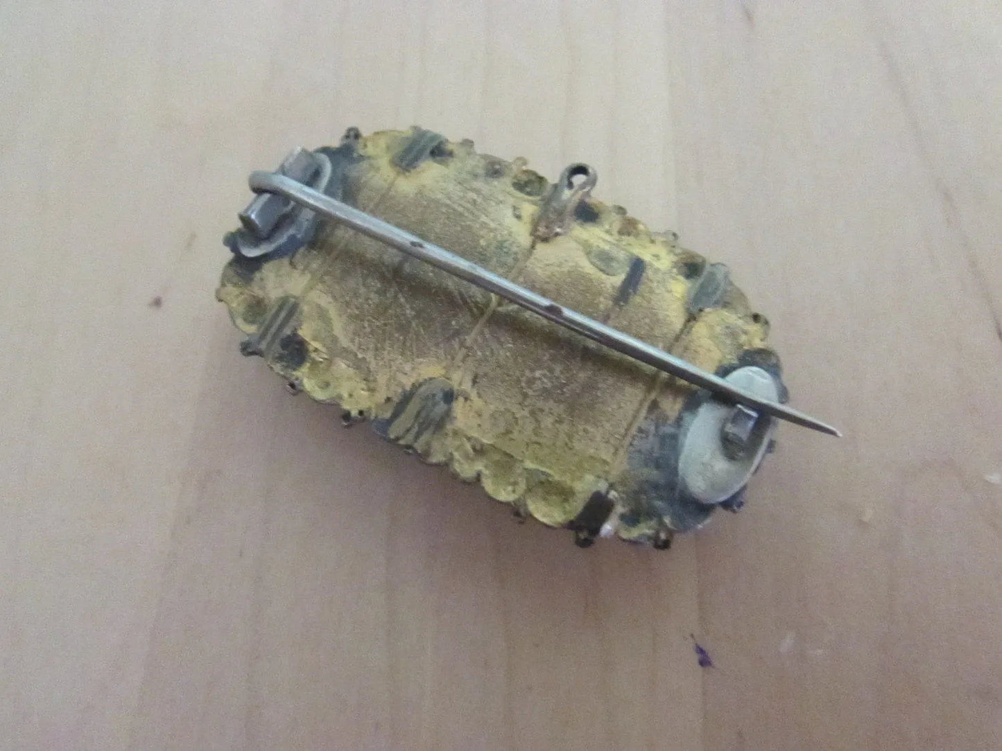 Antique polished coral stone lozenge shaped brooch/pendant in textured gold-tone surround