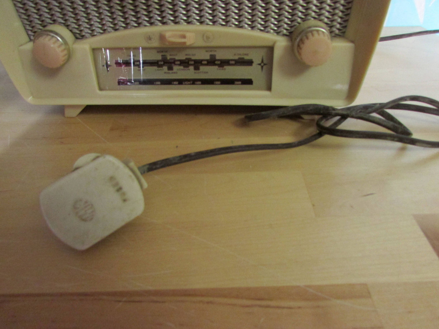 1950s Ultra Troubadour U7961 Bakelite twin dial valve radio