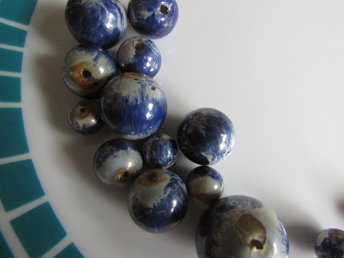 14 vintage pearlescent/tye dye-effect blue & white round plastic beads