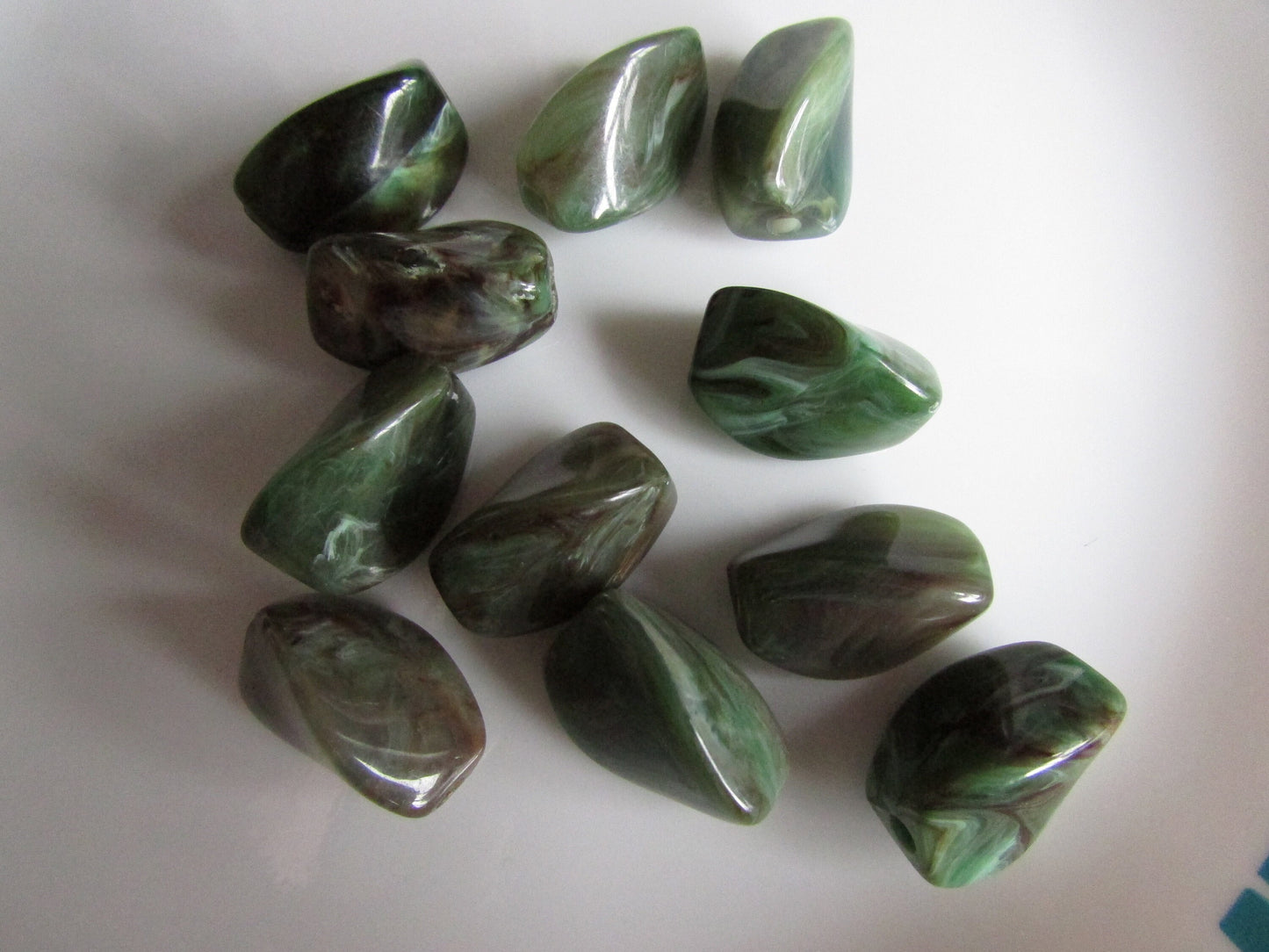 11 vintage precious stone effect marbled pinched plastic beads