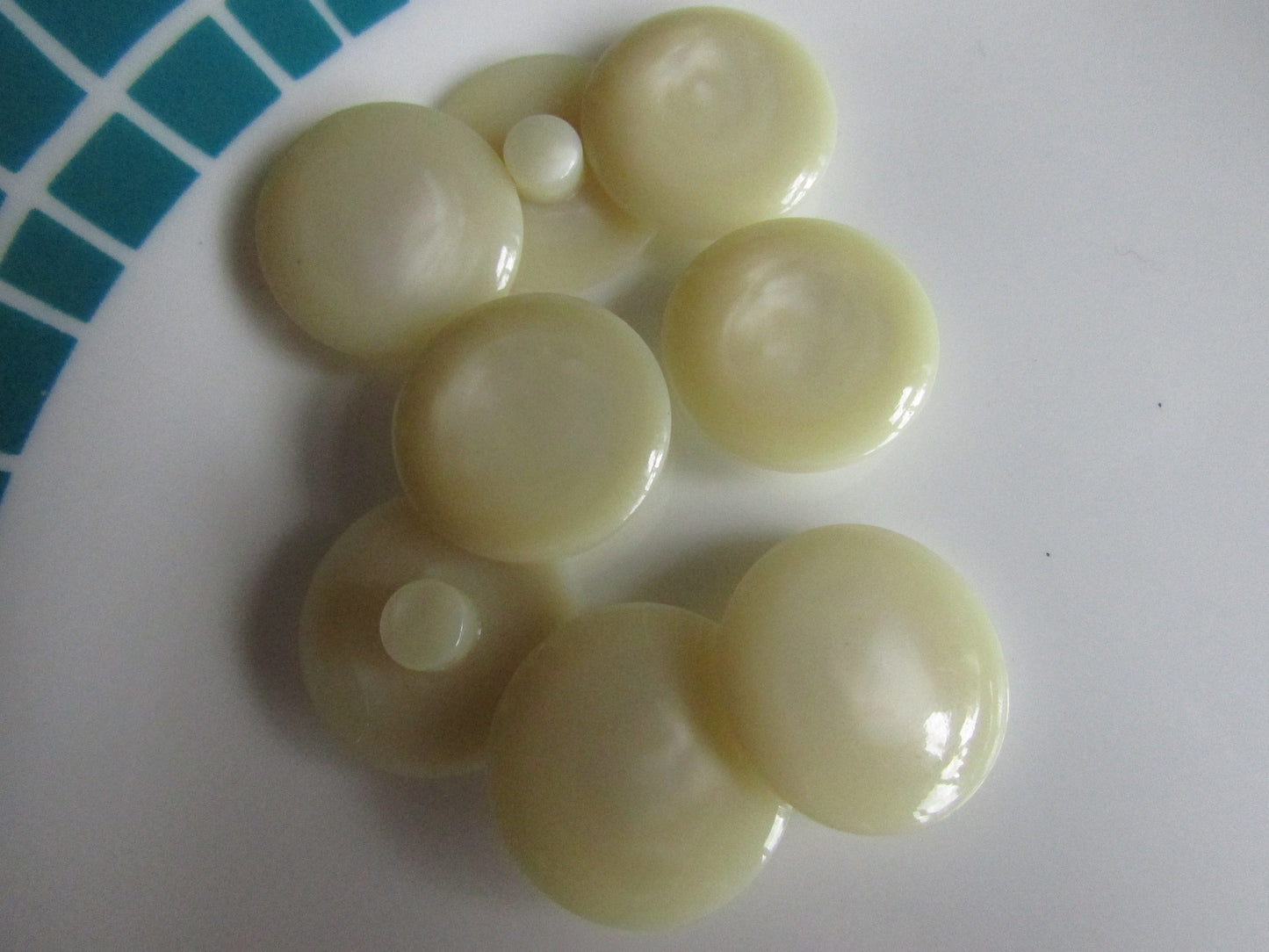 8 vintage marbled cream round plastic buttons
