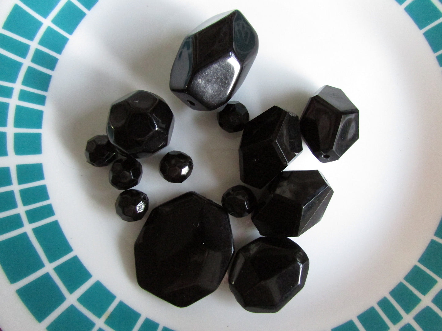 13 vintage black faceted honeycomb plastic beads
