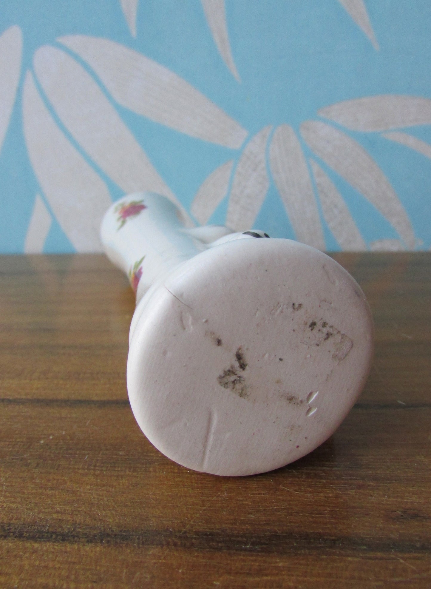 Vintage kitsch ceramic bud vase with 3D kitten detail