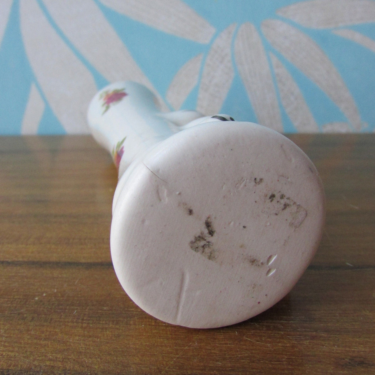 Vintage kitsch ceramic bud vase with 3D kitten detail