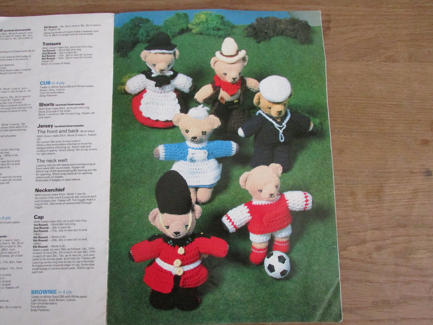 1981 Sirdar 126 knitting pattern booklet for Teddy Bears Picnic