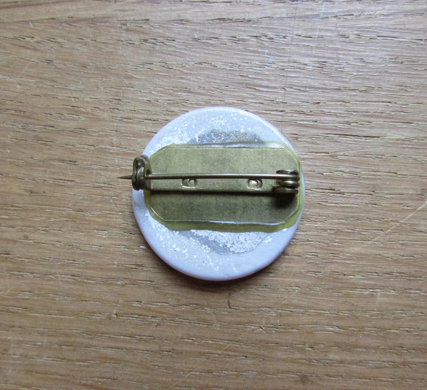 1930s/40s round marbled resin brooch, hand-painted flowers