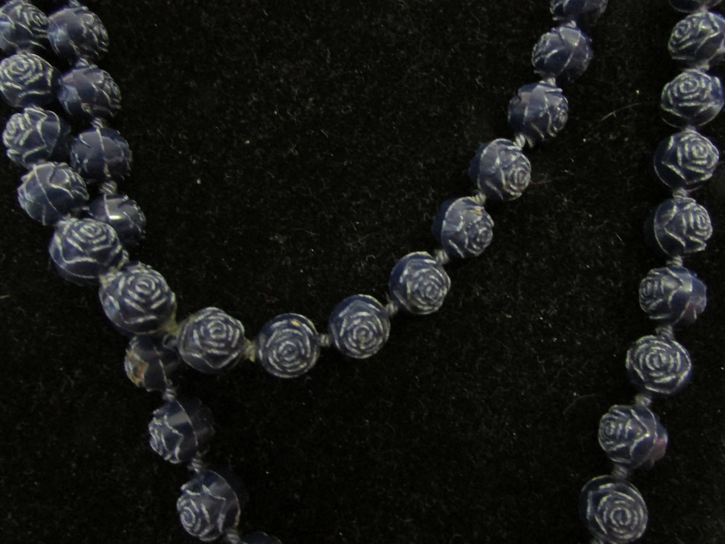 1960s dark blue rose detail plastic bead rope necklace