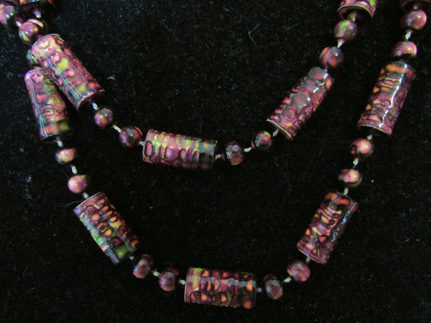 1960s iridescent marbled purple & green textured tube bead rope necklace