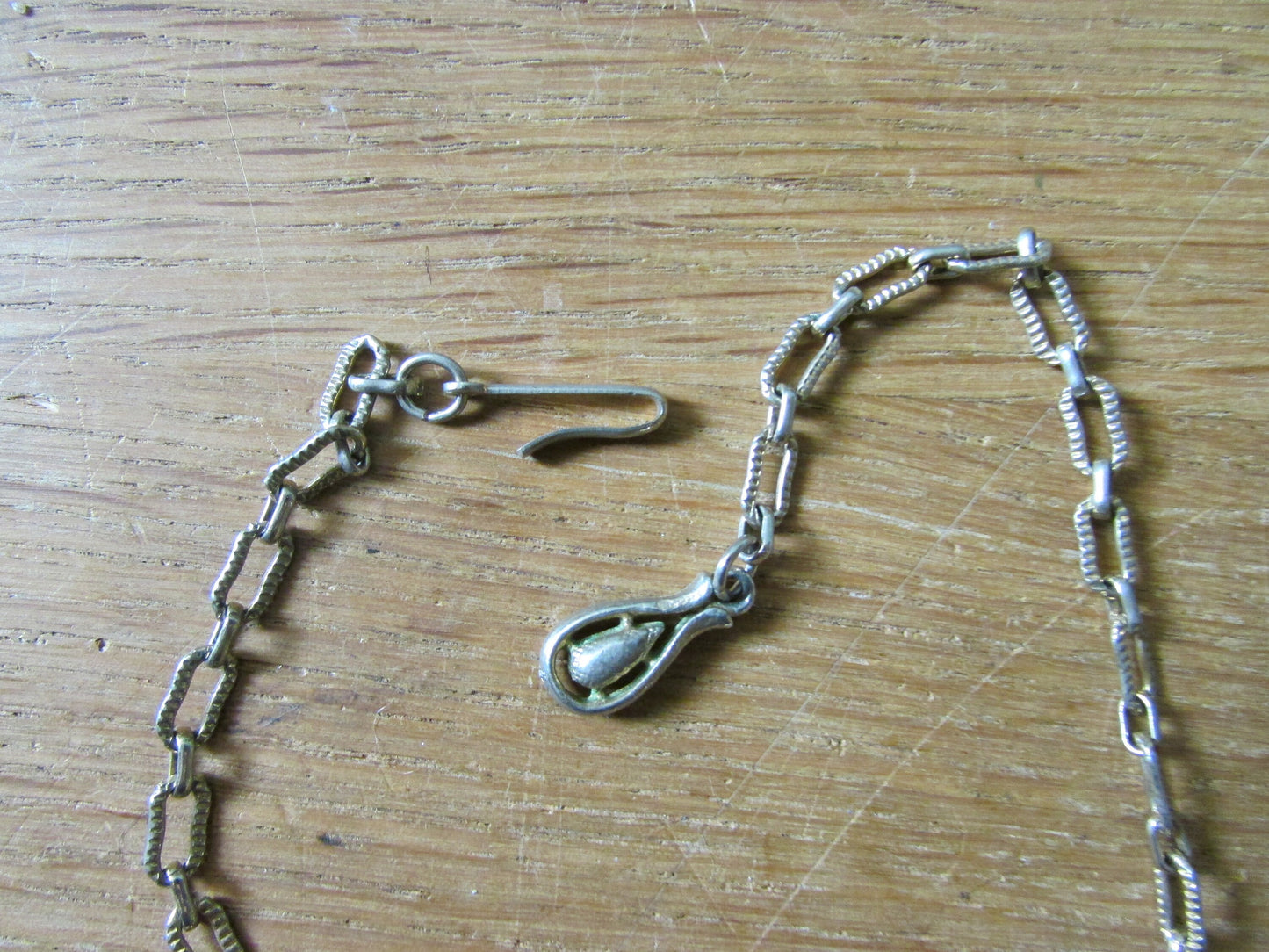 1960s Jewelcraft-style silver-tone & Mother of Pearl flower clasp necklace