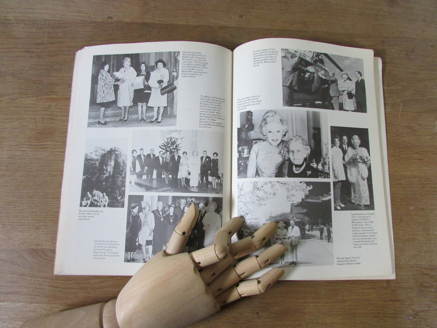 Barbara Cartland Scrapbook (Softback, 1980)