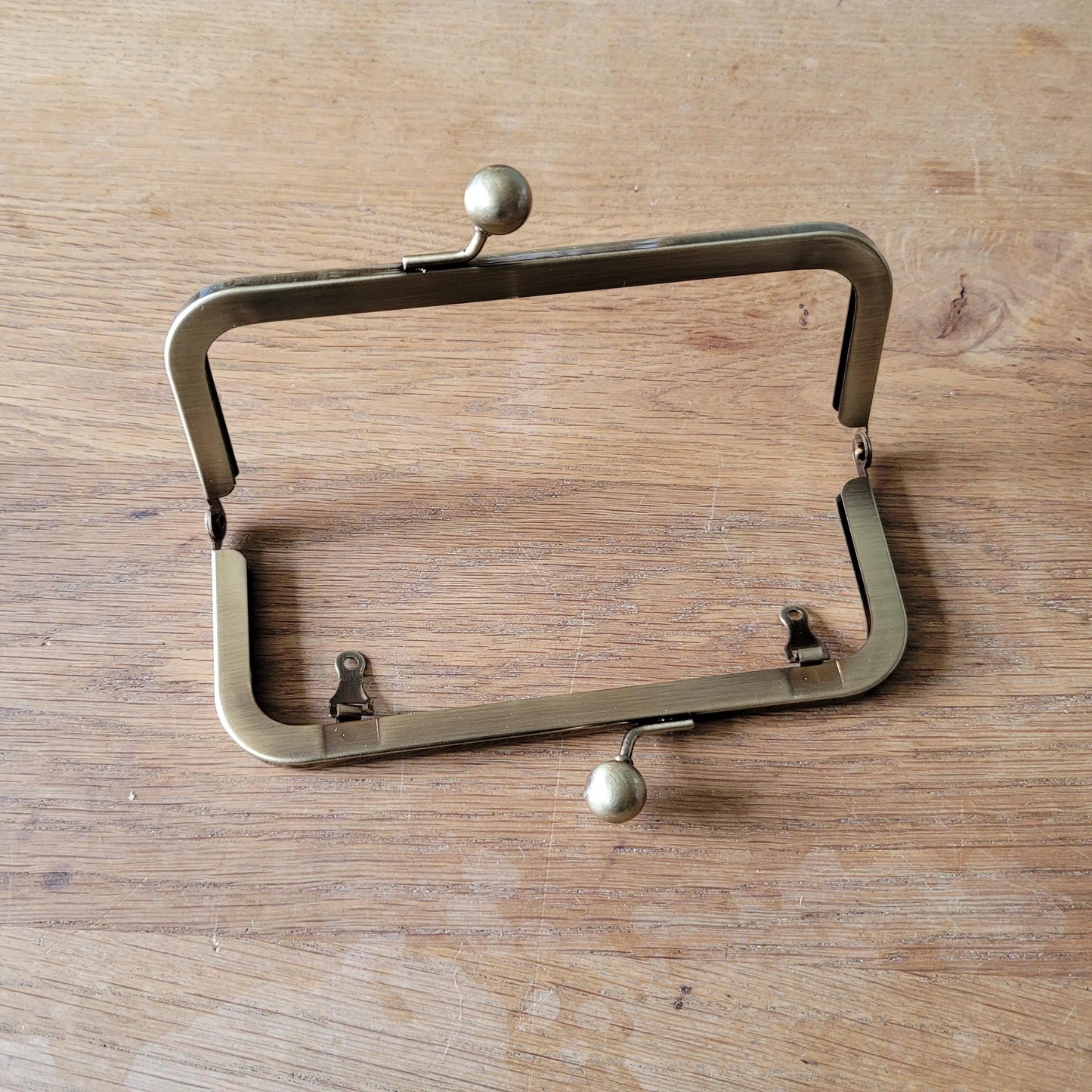 Brass tone metal clutch/purse frame with kiss ball clasp