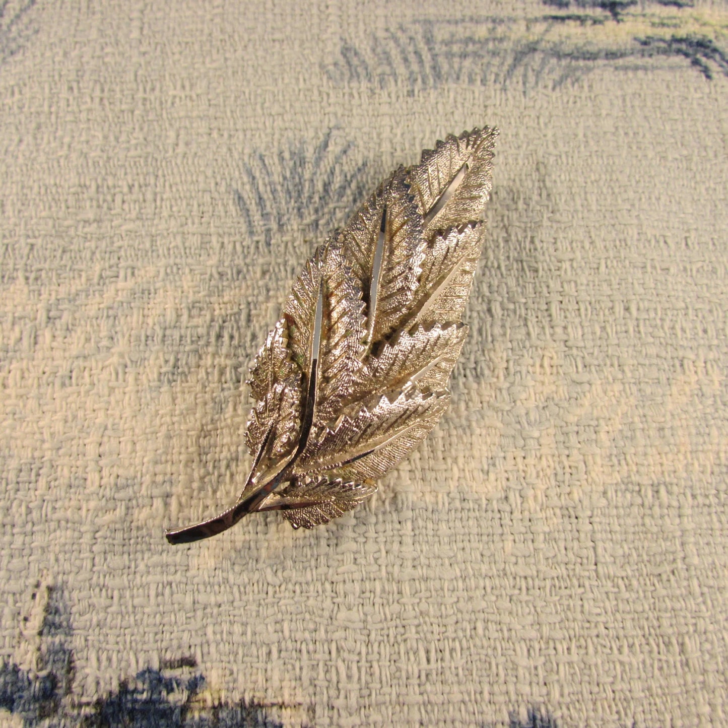 1950s silver-tone textured multi leaf brooch