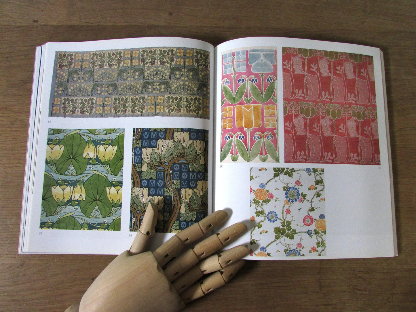 Textiles of The Arts & Crafts Movement, by Linda Parry (Softback, 2005)