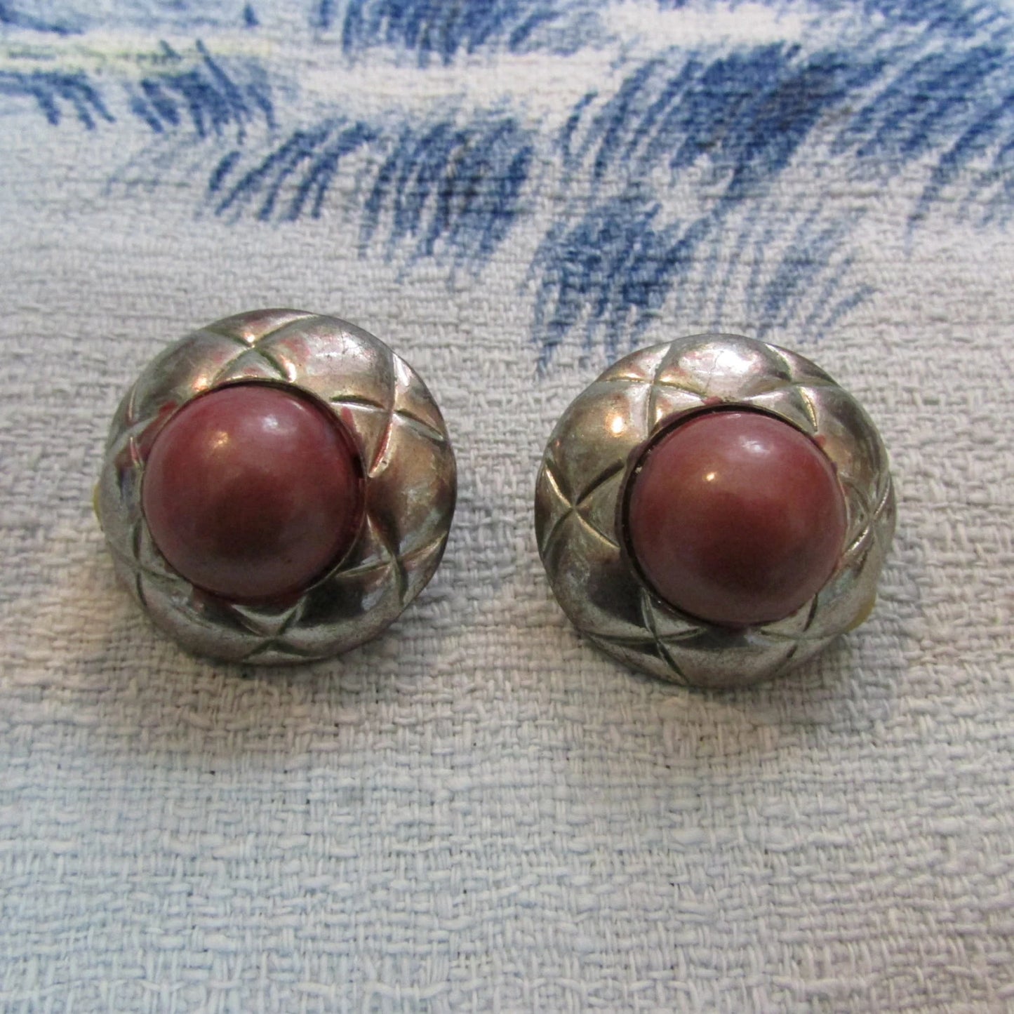 1960s Modernist etched silver-tone & deep blush pink central bead clip-on earrings