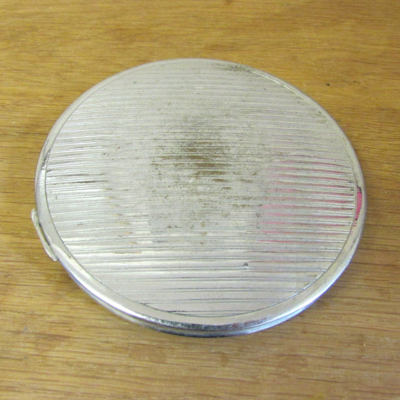 circa. 1940s rare "Maravilla" silver-tone engraved compact (empty)