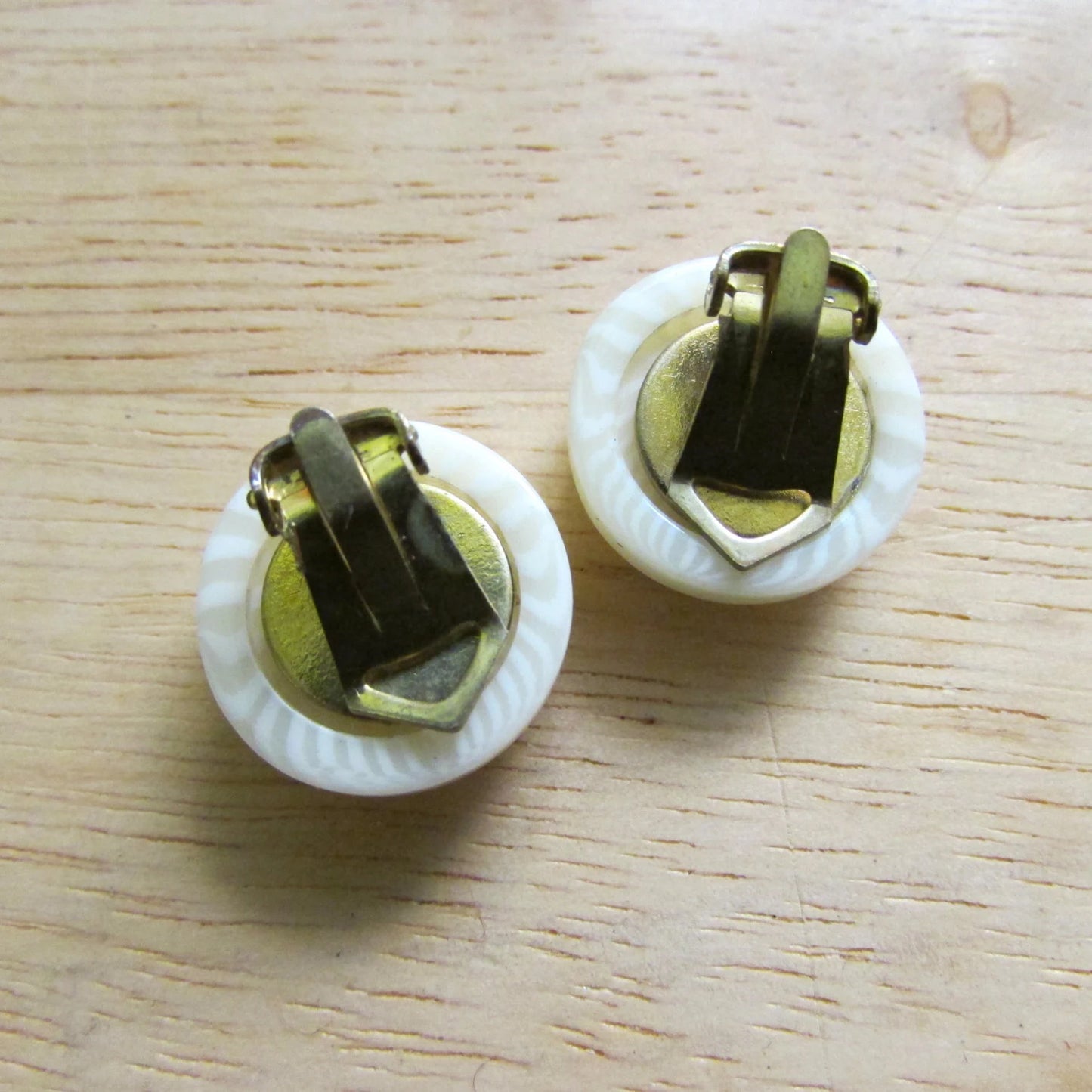1960s ivory sunburst detail button clip-on earrings