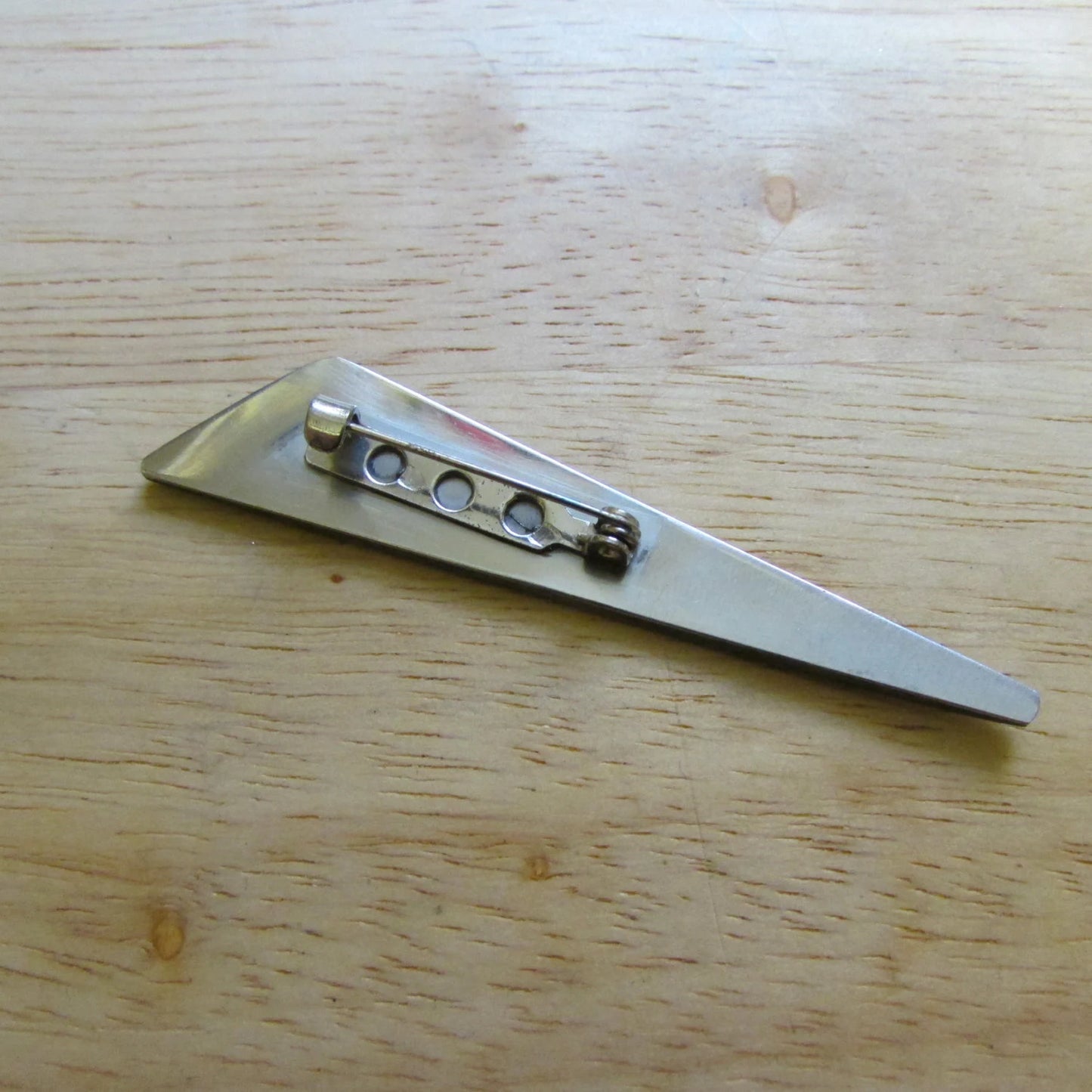 Vintage Mother of Pearl triangular bar brooch with silver tone inlay