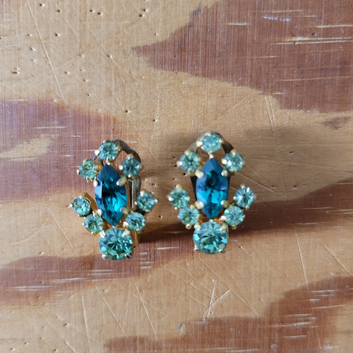 1950s gold-tone green rhinestone clip-on earrings