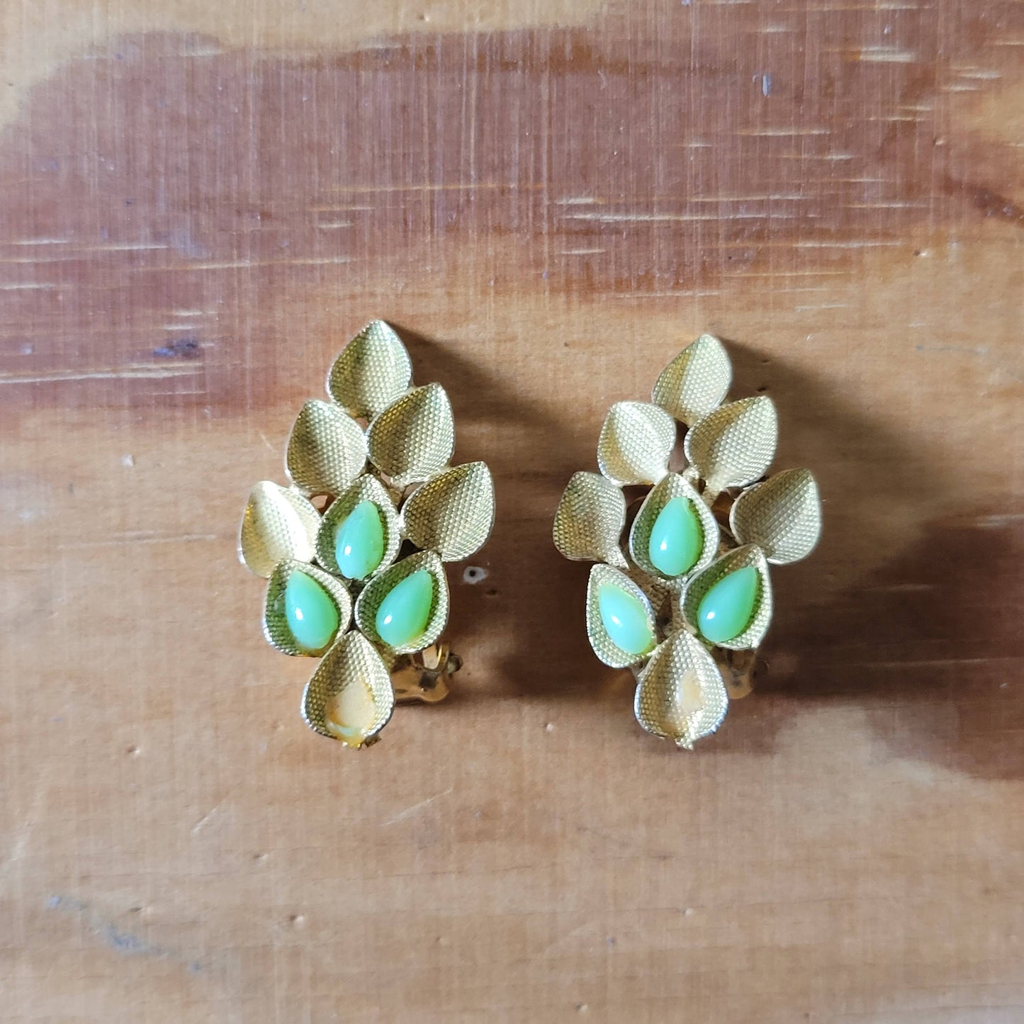 1960s gold-tone & green glass cabochon leaf clip-on earrings