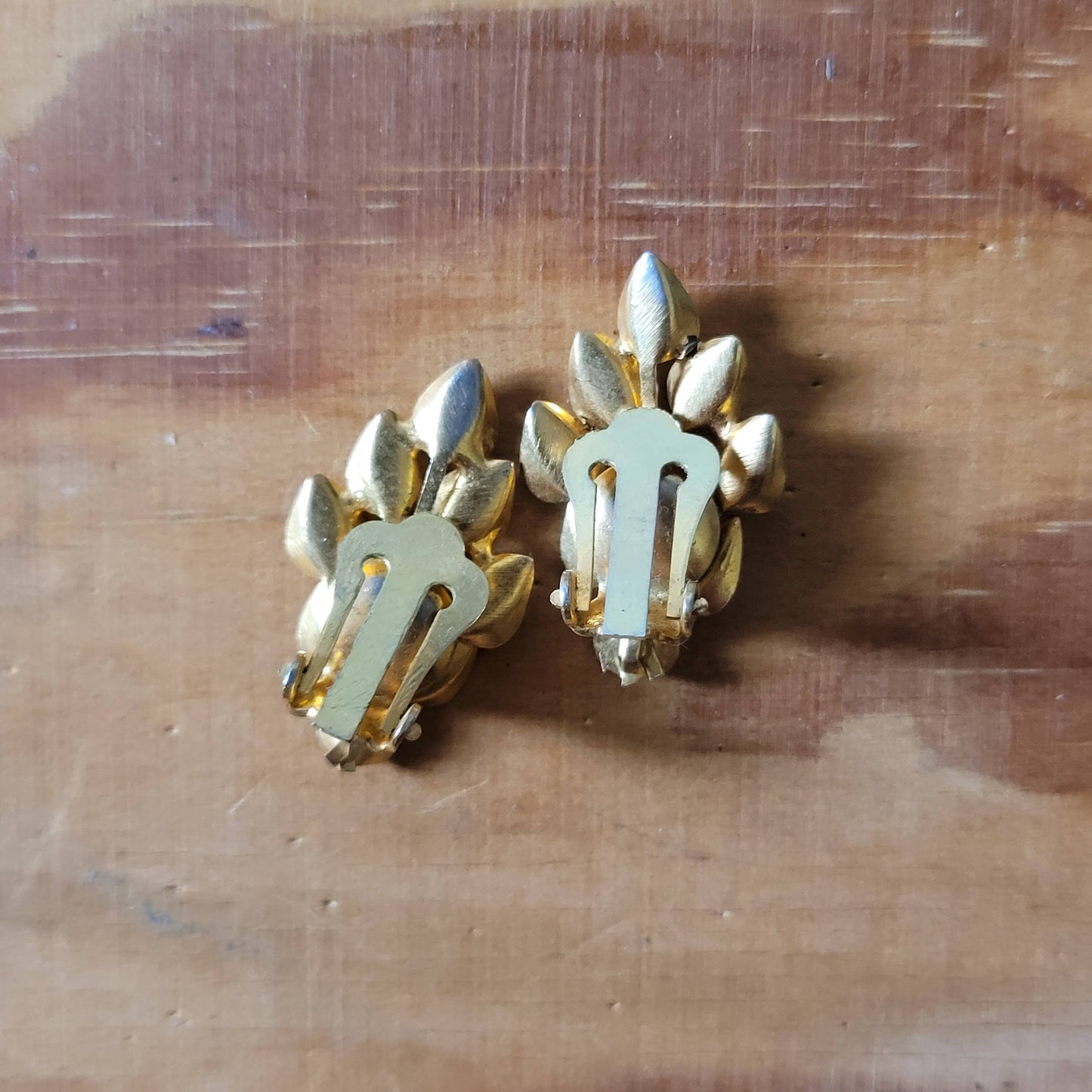 1960s gold-tone & green glass cabochon leaf clip-on earrings