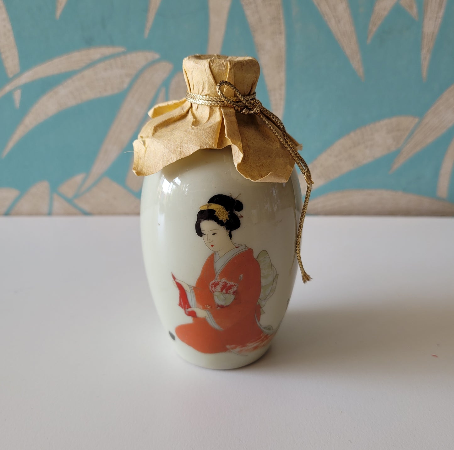 Vintage porcelain Japanese 'Furisode' sake bottle/flask