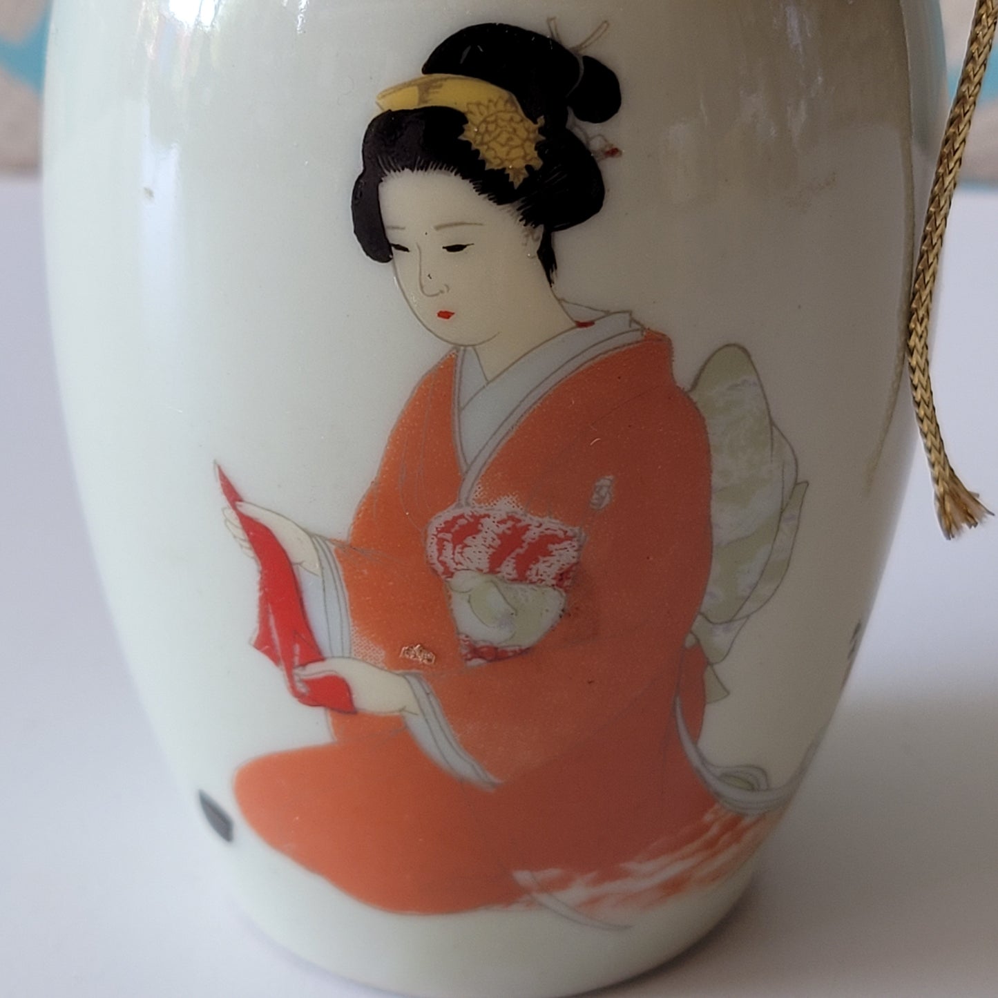 Vintage porcelain Japanese 'Furisode' sake bottle/flask