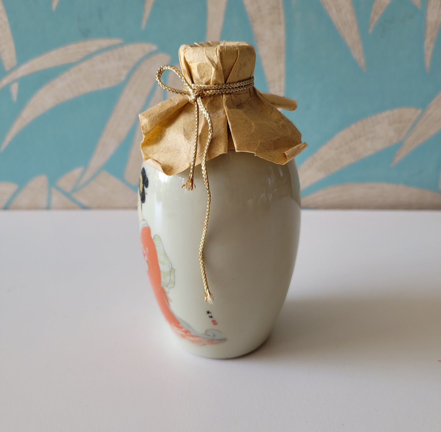 Vintage porcelain Japanese 'Furisode' sake bottle/flask