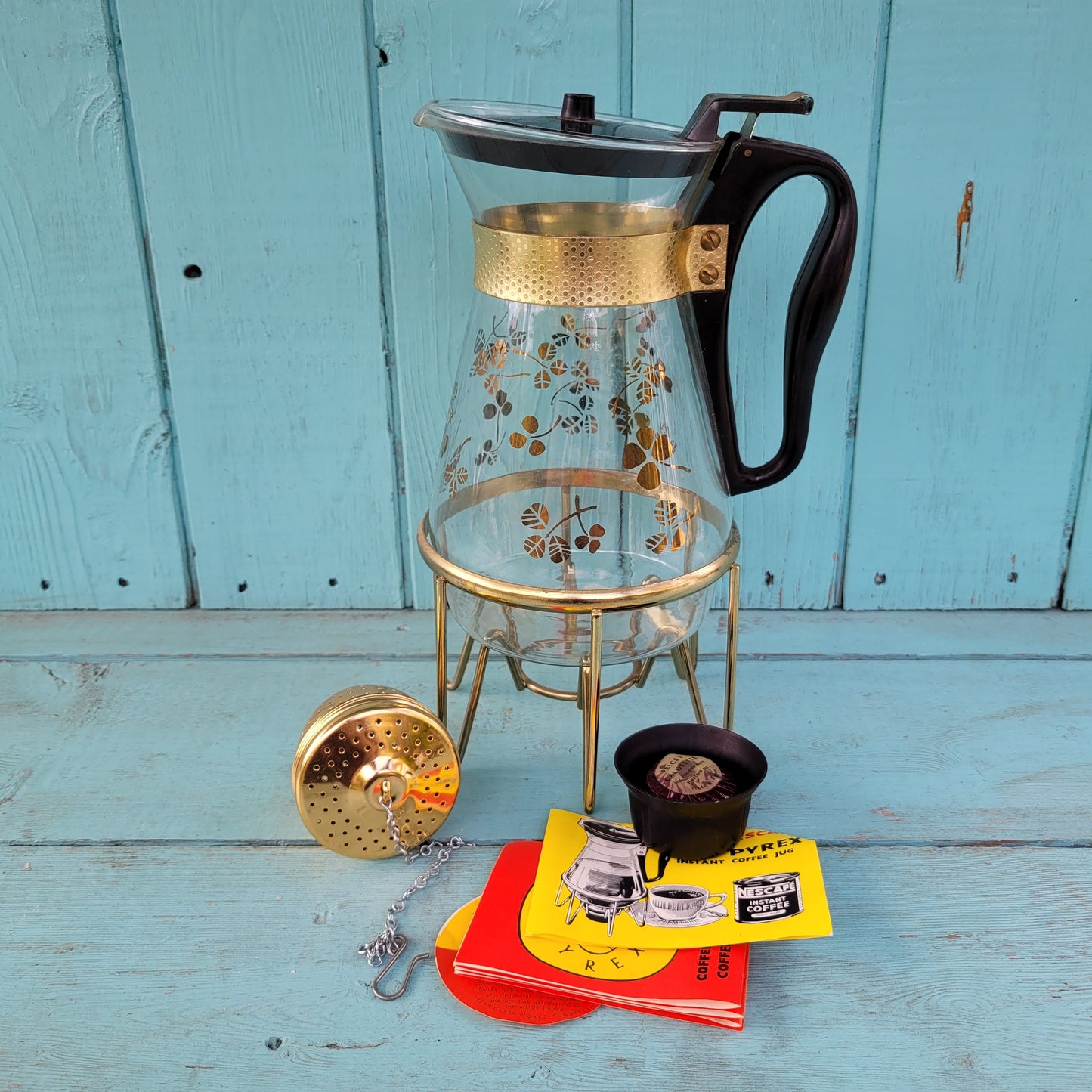 1970s Pyrex gold clover glass coffee jug with gold-tone stand & accessories