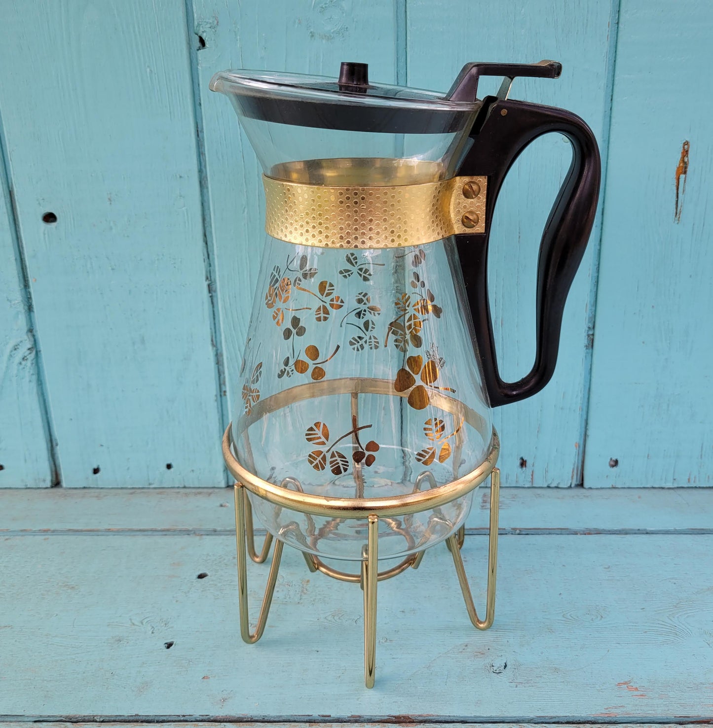 1970s Pyrex gold clover glass coffee jug with gold-tone stand & accessories