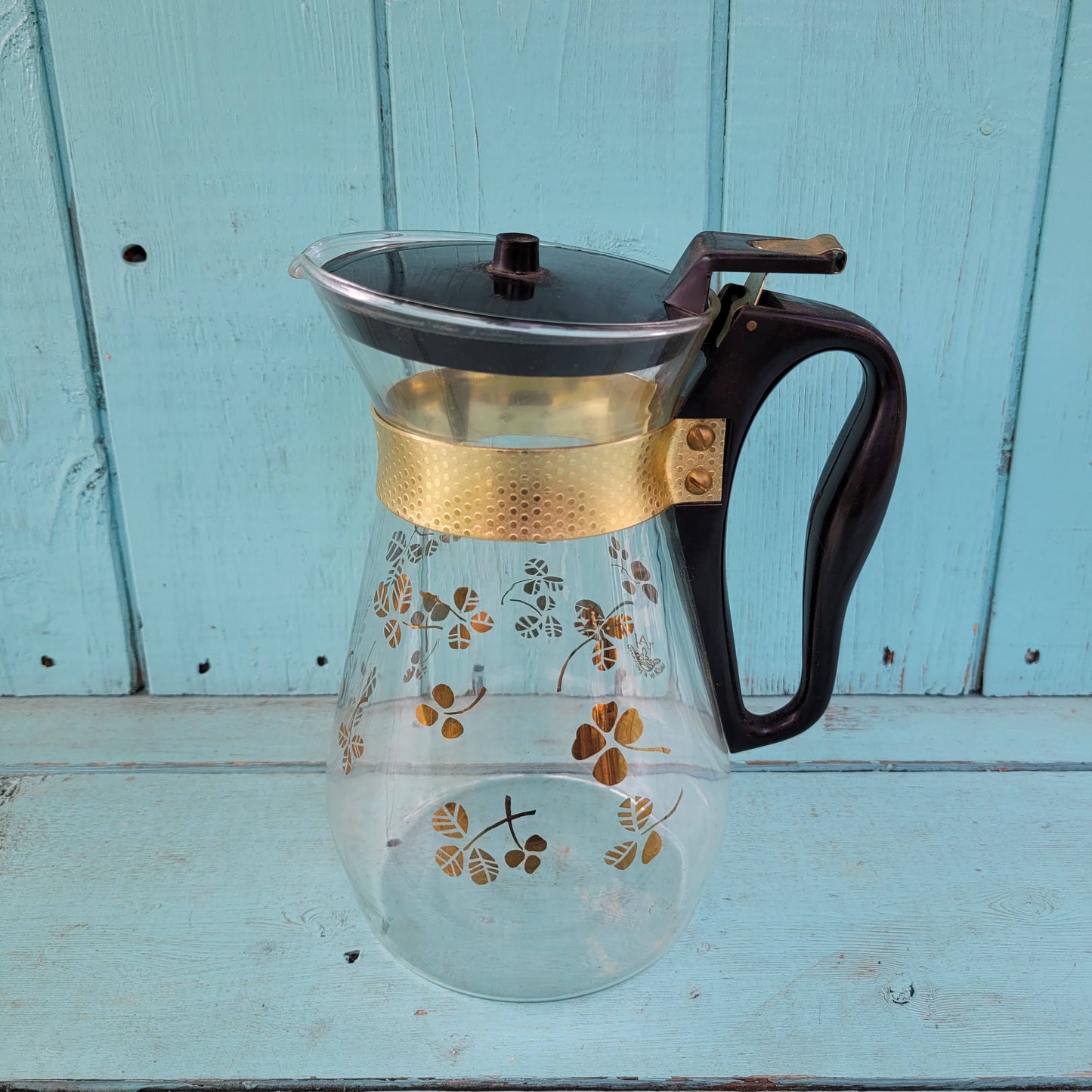 1970s Pyrex gold clover glass coffee jug with gold-tone stand & accessories